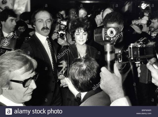 elizabeth-taylor-and-bodyguards-in-a-press-of-photographers-BRPWWR
