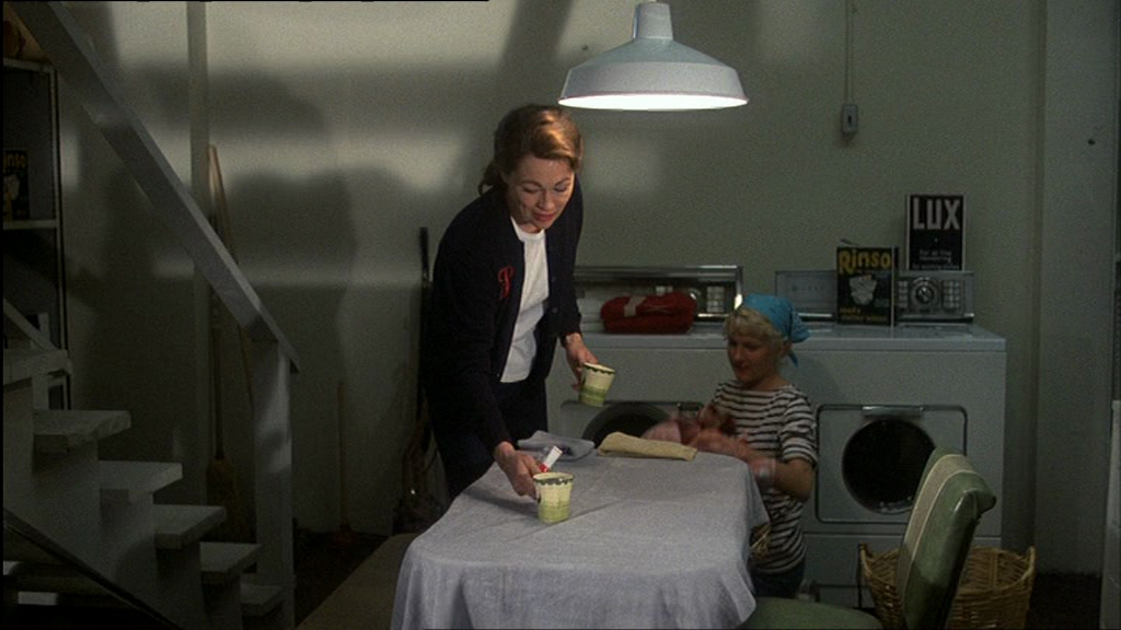 JoanAndChristinaDoLaundryTogetherMommieDearest